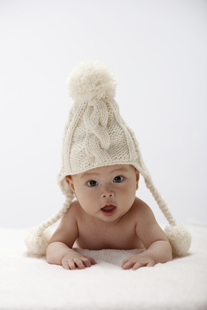 白いニット帽を被った赤ちゃん