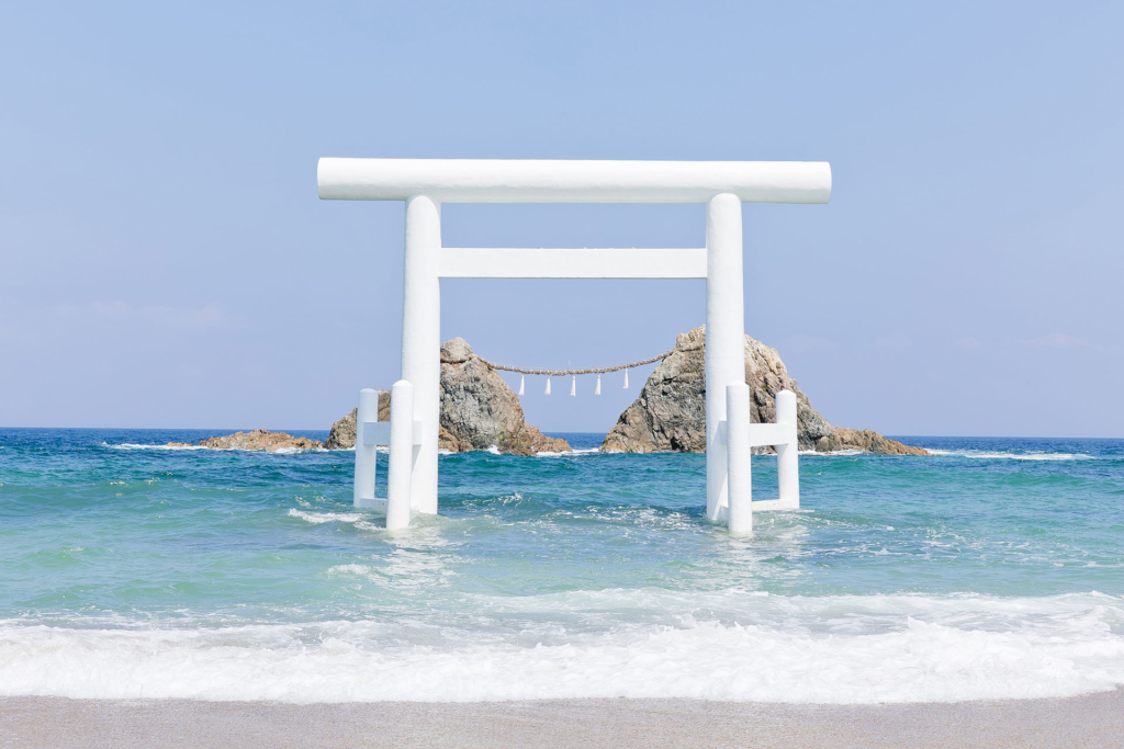 海の中に浮かぶ白い鳥居