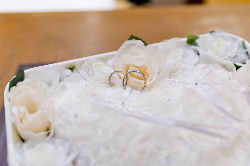 リングピローの上に用意された結婚指輪の写真