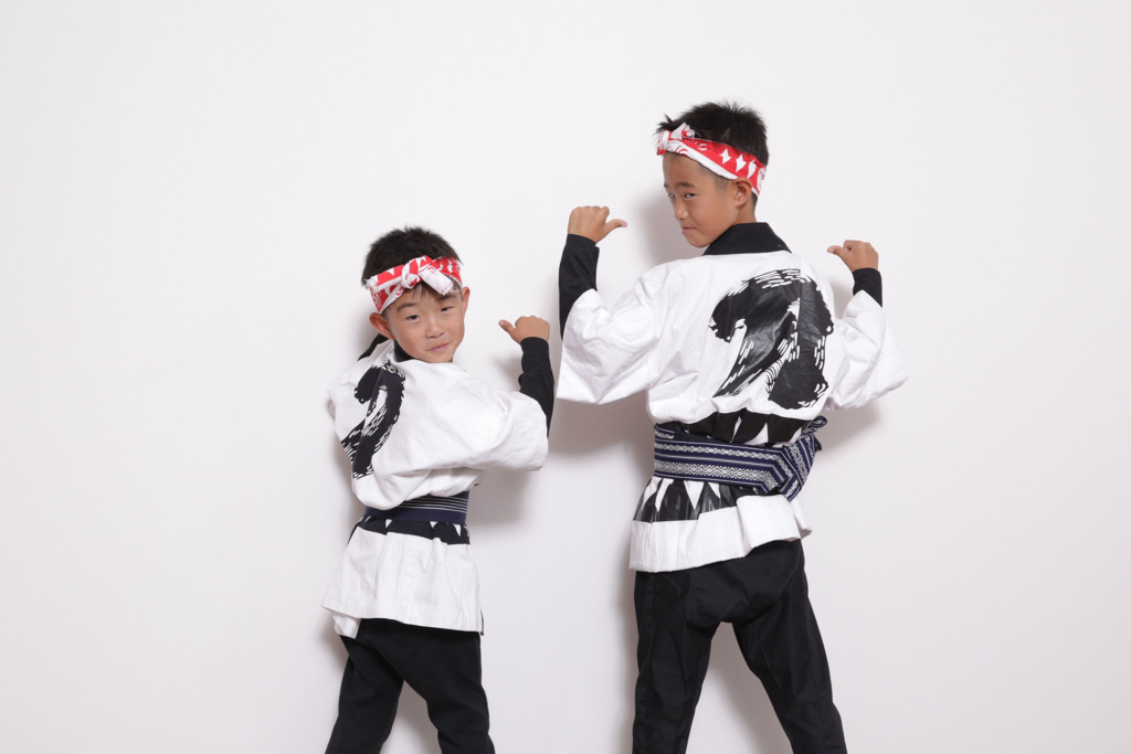 唐津くんちのハッピを着たお兄ちゃんと弟がかっこよくポーズを決めている写真