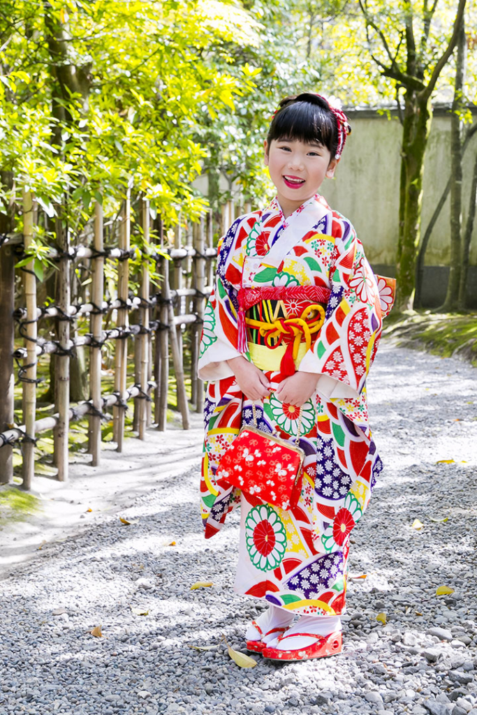 お着物を着て可愛らしく立っている女の子のお写真